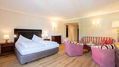 Elegantes Schlafzimmer mit Doppelbett