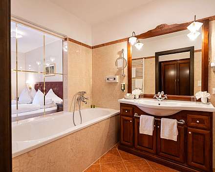 Elegantes Badezimmer mit Badewanne