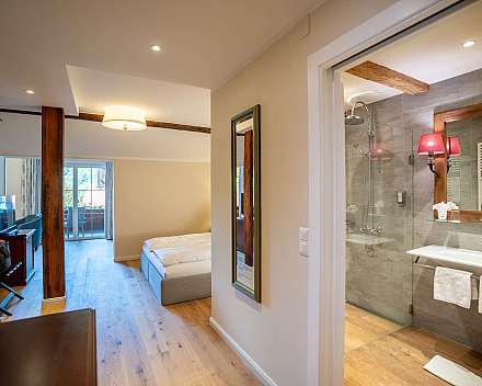 Modernes Schlafzimmer mit Bad
