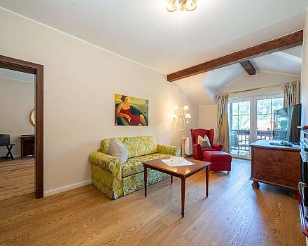 Helles Wohnzimmer mit Sitzgruppe