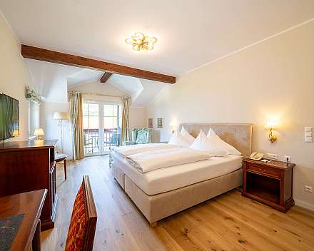Helles Schlafzimmer mit Holzbalken