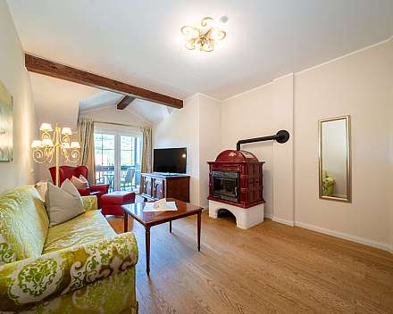 Gemütliches Wohnzimmer mit Kamin