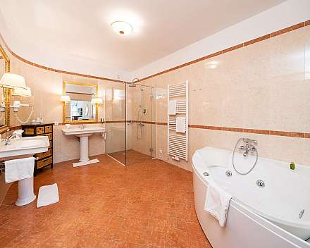 Luxuriöses Badezimmer mit Whirlpool