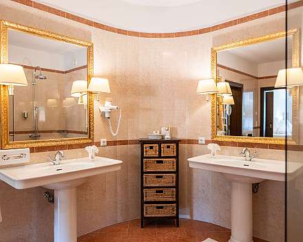 Elegantes Badezimmer mit Doppelwaschbecken