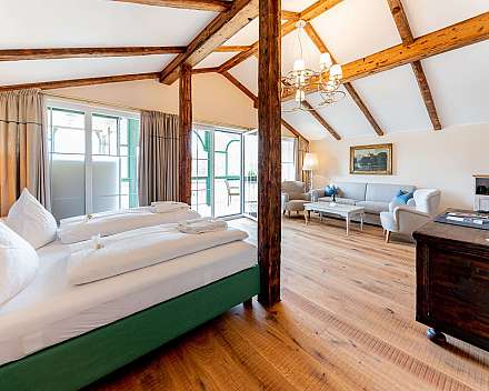 Helles Hotelzimmer mit Holzbalken