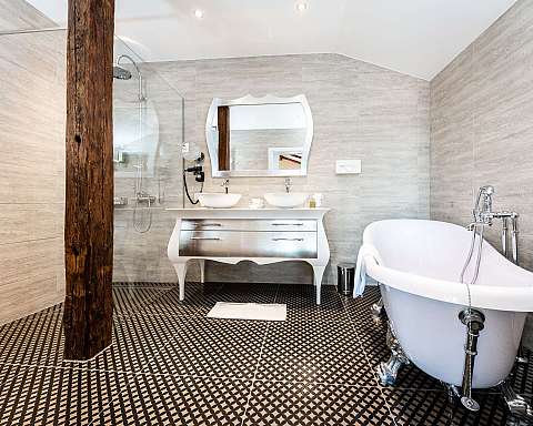 Modernes Bad mit Badewanne