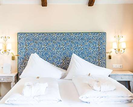 Gemachtes Bett im Schlafzimmer