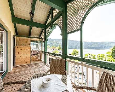 Überdachte Veranda mit Seeblick
