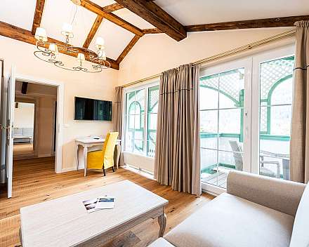 Helles Wohnzimmer mit Holzbalken